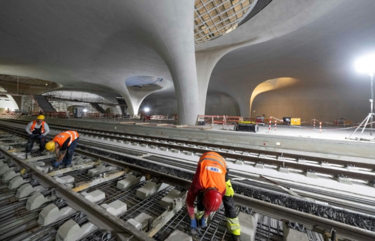 Workers at the new underground main station in the Stuttgart 21 project. ©AFP