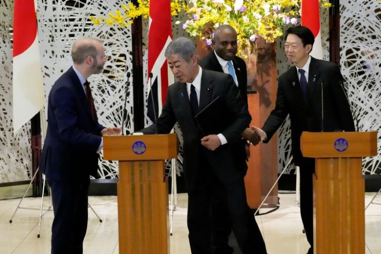 (From left)British Trade Secretary Jonathan Reynolds, Japanese Foreign Minister Takeshi Iwaya, British Foreign Secretary David Lammy and Japanese Trade Minister Yoji Muto. ©AFP