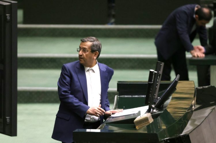 Iranian Finance Minister Abdolnaser Hemmati delivers a speech in parliament during impeachment proceedings against him. ©AFP