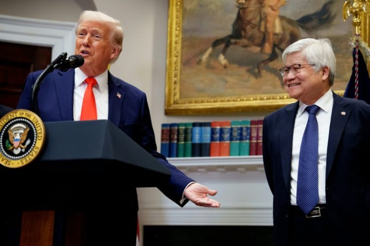 US President Donald Trump (L), with Taiwanese chip-maker TSMC's CEO C.C. Wei (R), speak to journalists at the White House. ©AFP