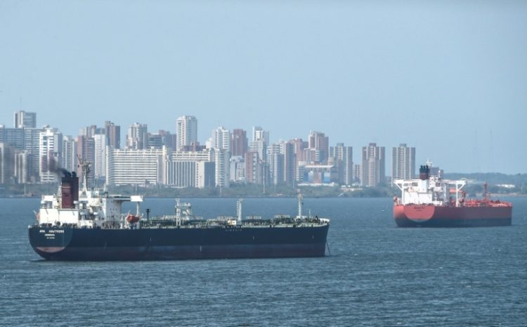 Oil tankers sail through Lake Maracaibo in Maracaibo, Venezuela on March 15, 2019. ©AFP