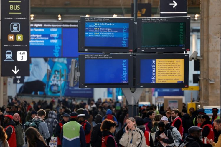 At Gare du Nord, station staff tried their best to reassure bewildered passengers. ©AFP