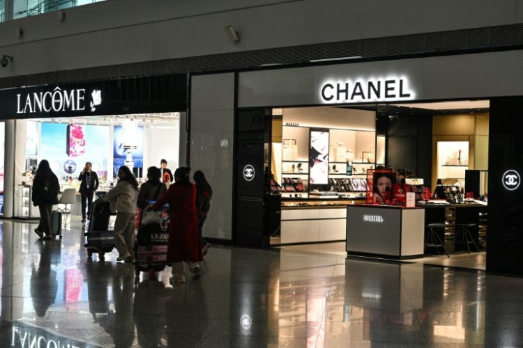 Shops at the Jiangbei international airport in southwestern China. Domestic consumption is yet to recover from the pandemic . ©AFP