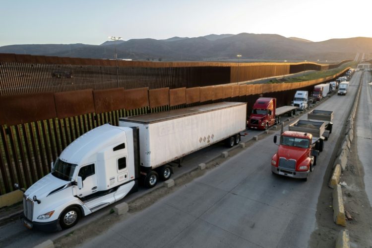 Trucks queue near the Mexico-US border . ©AFP