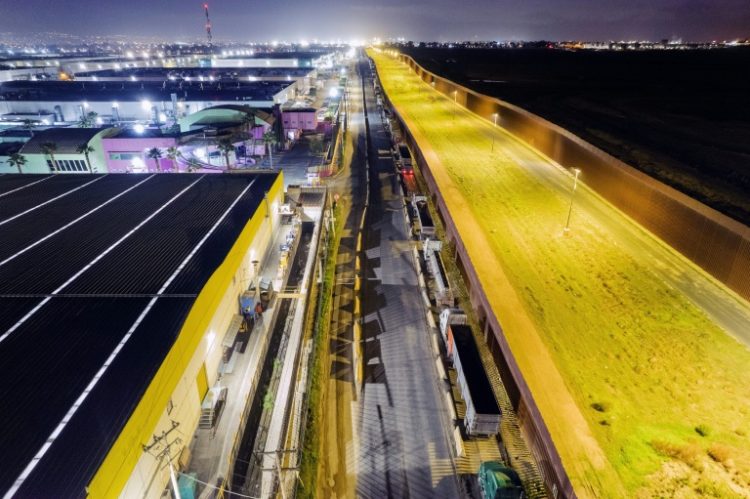 Trucks queue near the Mexico-US border . ©AFP